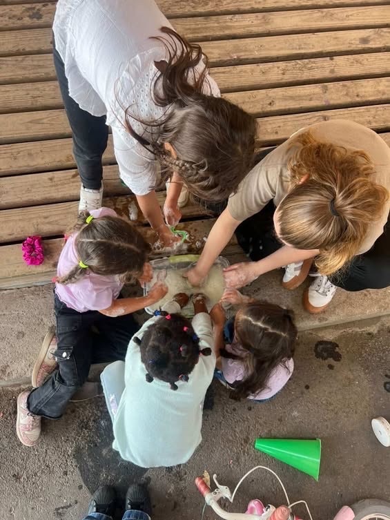 Equipo y niños en círculo durante un taller