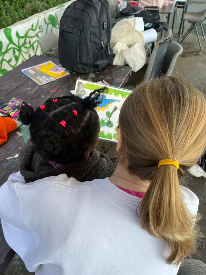Tutora acompañando a niña en taller socio-emocional
